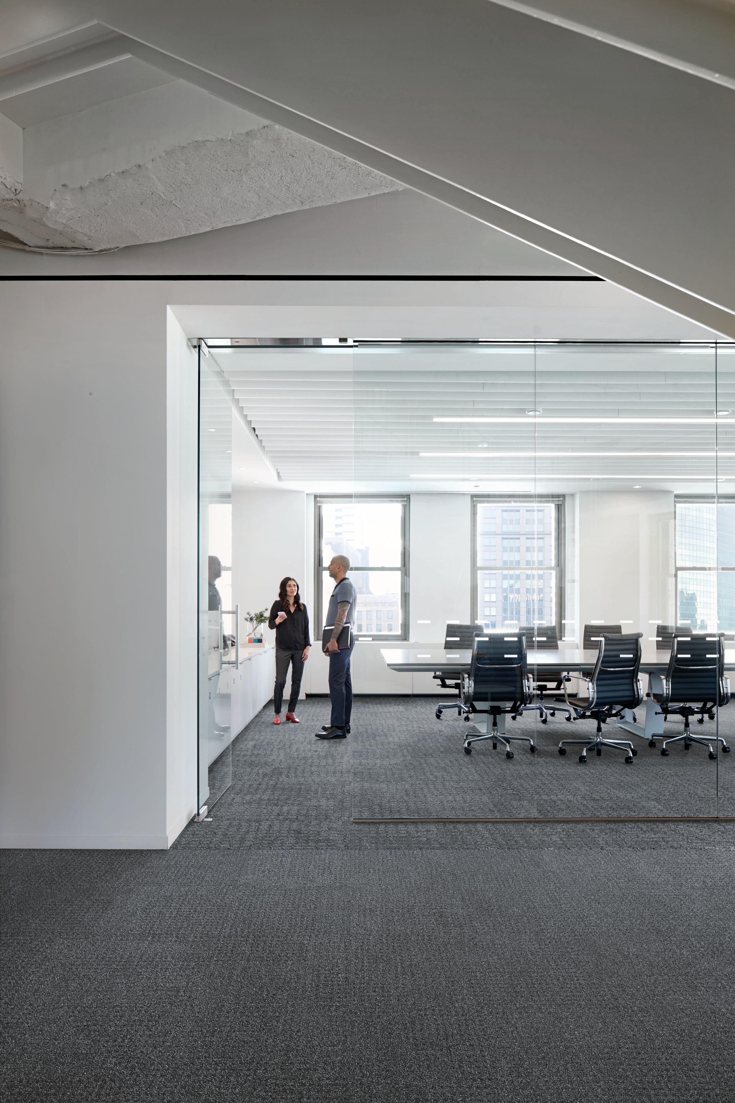 Interface Dover Street and Mercer Street carpet tile in open meeting room with glass doors numéro d’image 2